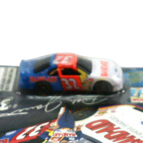 Dale Jarrett #32 Band-Aid 1996 Ford Thunderbird - Collectors Edition 1:64 RC - Picture 4 of 10